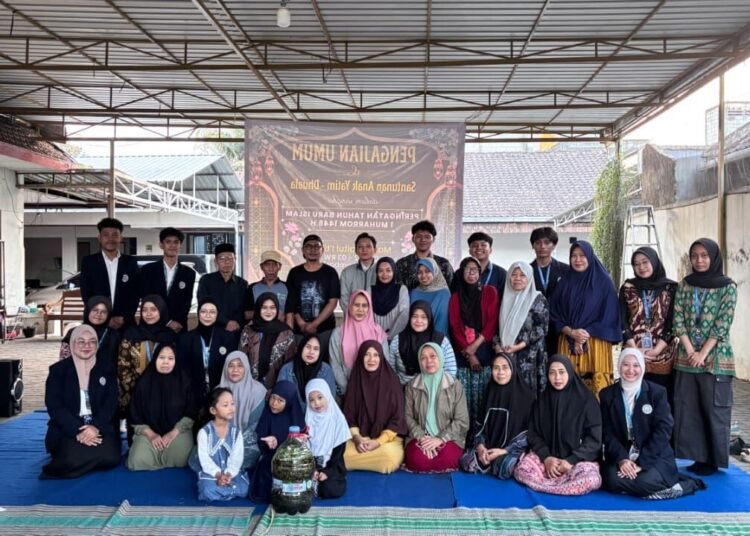 Mahasiswa BBM Universitas Negeri Malang dan peserta berfoto bersama setelah kegiatan sosialisasi dan pelatihan pembuatan Eco Enzyme di RW 04 Dusun Krajan Barat pada 1 Juli 2026.