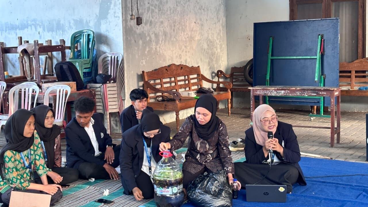 Demonstrasi Pembuatan Eco Enzyme oleh Mahasiswa BBM Universitas Negeri Malang