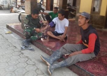 Pelayanan Kesehatan Satgas TMMD Ke-129 Kodim 0601/Pandeglang, Bukti Nyata TNI Selalu Dekat dengan Rakyat 46 Seorang personel kesehatan Satgas TMMD Ke-129 Kodim 0601/Pandeglang memeriksa tekanan darah warga saat pelayanan kesehatan gratis di Desa Pasirgadung, Kecamatan Patia, Kabupaten Pandeglang.