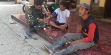 Seorang personel kesehatan Satgas TMMD Ke-129 Kodim 0601/Pandeglang memeriksa tekanan darah warga saat pelayanan kesehatan gratis di Desa Pasirgadung, Kecamatan Patia, Kabupaten Pandeglang.