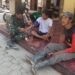 Seorang personel kesehatan Satgas TMMD Ke-129 Kodim 0601/Pandeglang memeriksa tekanan darah warga saat pelayanan kesehatan gratis di Desa Pasirgadung, Kecamatan Patia, Kabupaten Pandeglang.