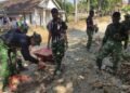 Dentingan Martil Warnai Hari Ke-13 TMMD Ke-129 Kodim 0601/Pandeglang, Jalan Penghubung Dua Desa Terus Dibangun 47 Personel Satgas TMMD ke-129 Kodim 0601/Pandeglang bersama warga bergotong royong melakukan pengerasan badan jalan menggunakan alat manual di Desa Pasirgadung, Kecamatan Patia, Kabupaten Pandeglang.