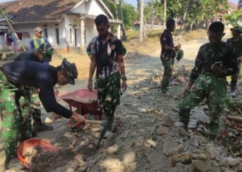 Dentingan Martil Warnai Hari Ke-13 TMMD Ke-129 Kodim 0601/Pandeglang, Jalan Penghubung Dua Desa Terus Dibangun 46 Personel Satgas TMMD ke-129 Kodim 0601/Pandeglang bersama warga bergotong royong melakukan pengerasan badan jalan menggunakan alat manual di Desa Pasirgadung, Kecamatan Patia, Kabupaten Pandeglang.
