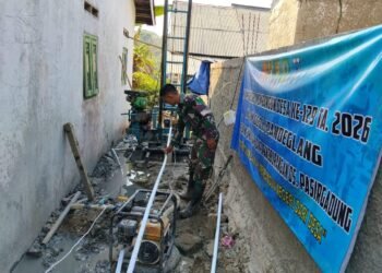 Warga bersama personel Satgas TMMD Ke-129 Kodim 0601/Pandeglang menyaksikan air bersih mengalir dari sumur bor di Masjid Kampung Pangburangan, Desa Pasirgadung, sebagai harapan baru bagi masyarakat yang selama ini kesulitan mendapatkan air saat musim kemarau.