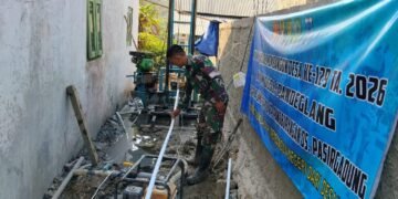 Warga bersama personel Satgas TMMD Ke-129 Kodim 0601/Pandeglang menyaksikan air bersih mengalir dari sumur bor di Masjid Kampung Pangburangan, Desa Pasirgadung, sebagai harapan baru bagi masyarakat yang selama ini kesulitan mendapatkan air saat musim kemarau.