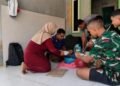 Suasana kekeluargaan saat personel Satgas TMMD Ke-129 Kodim 0601/Pandeglang menikmati sarapan pagi yang disiapkan orang tua asuh di Desa Pasirgadung, Kecamatan Patia, sebelum melaksanakan pekerjaan TMMD.