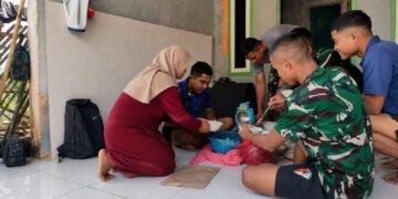 Suasana kekeluargaan saat personel Satgas TMMD Ke-129 Kodim 0601/Pandeglang menikmati sarapan pagi yang disiapkan orang tua asuh di Desa Pasirgadung, Kecamatan Patia, sebelum melaksanakan pekerjaan TMMD.