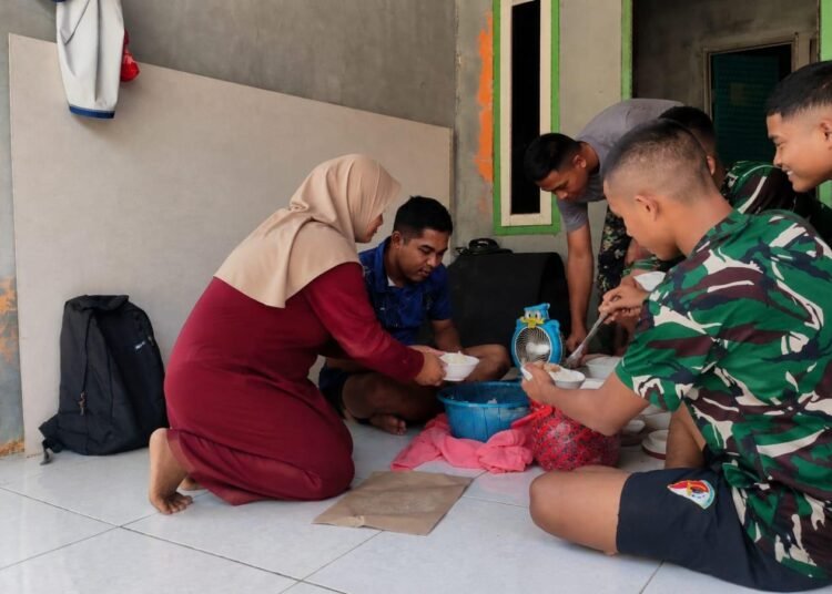 Suasana kekeluargaan saat personel Satgas TMMD Ke-129 Kodim 0601/Pandeglang menikmati sarapan pagi yang disiapkan orang tua asuh di Desa Pasirgadung, Kecamatan Patia, sebelum melaksanakan pekerjaan TMMD.