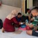 Suasana kekeluargaan saat personel Satgas TMMD Ke-129 Kodim 0601/Pandeglang menikmati sarapan pagi yang disiapkan orang tua asuh di Desa Pasirgadung, Kecamatan Patia, sebelum melaksanakan pekerjaan TMMD.
