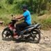 Pengendara sepeda motor melintasi jalan hasil pembangunan TMMD Ke-129 Kodim 0601/Pandeglang di Desa Pasirgadung, Kecamatan Patia, yang kini mempermudah aktivitas dan mobilitas warga.