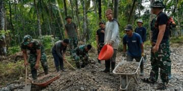 Tak Hanya Bangun Jalan, TMMD Ke-129 Tinggalkan Kisah Kebersamaan yang Menginspirasi 28 Personel Satgas TMMD Ke-129 Kodim 0601/Pandeglang bersama warga Desa Pasirgadung dan Desa Simpangtiga bergotong royong mengangkut batu serta mengerjakan pembangunan jalan di Kecamatan Patia, Kabupaten Pandeglang, Kamis (30/7/2026).