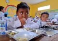 Foto ilustrasi. Murid SDN Kedung Badak I, Kota Bogor, Jawa Barat, sedang menikmati menu makanan uji coba program Makan Bergizi Gratis (MBG), Senin (9/12/2024). (Sumber: CM KOMPAS/ADI YUWONO )