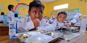 Dampak Kebijakan Efisiensi Anggaran Pendidikan Tinggi 2025 terhadap Akses Pendidikan dan Inovasi Gerakan Mahasiswa sebagai Agen Perubahan 54 Foto ilustrasi. Murid SDN Kedung Badak I, Kota Bogor, Jawa Barat, sedang menikmati menu makanan uji coba program Makan Bergizi Gratis (MBG), Senin (9/12/2024). (Sumber: CM KOMPAS/ADI YUWONO )
