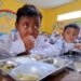Foto ilustrasi. Murid SDN Kedung Badak I, Kota Bogor, Jawa Barat, sedang menikmati menu makanan uji coba program Makan Bergizi Gratis (MBG), Senin (9/12/2024). (Sumber: CM KOMPAS/ADI YUWONO )