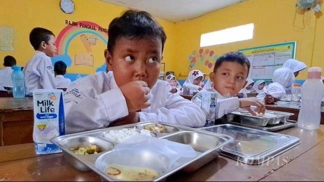 Foto ilustrasi. Murid SDN Kedung Badak I, Kota Bogor, Jawa Barat, sedang menikmati menu makanan uji coba program Makan Bergizi Gratis (MBG), Senin (9/12/2024). (Sumber: CM KOMPAS/ADI YUWONO )