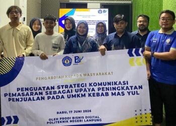 Tingkatkan Penjualan UMKM, Tim Pengabdian Dosen Polinela Latih Komunikasi Pemasaran dan Pelayanan Prima 46 Foto bersama mahasiswa Politeknik Negeri Lampung dan pemilik UMKM Kebab Mas Yul (Sumber: Dokumentasi Pribadi)