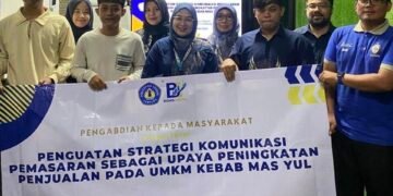 Foto bersama mahasiswa Politeknik Negeri Lampung dan pemilik UMKM Kebab Mas Yul (Sumber: Dokumentasi Pribadi)