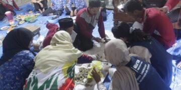 UNNES GIAT 16 Desa Tanjungharjo Kenalkan Bioyoso, Solusi Alami Pengendalian Tikus kepada Kelompok Tani 57 Mahasiswa UNNES GIAT 16 Desa Tanjungharjo bersama anggota Kelompok Tani dan perwakilan Dinas Pertanian mendemonstrasikan pembuatan Bioyoso sebagai alternatif pengendalian tikus berbahan alami.