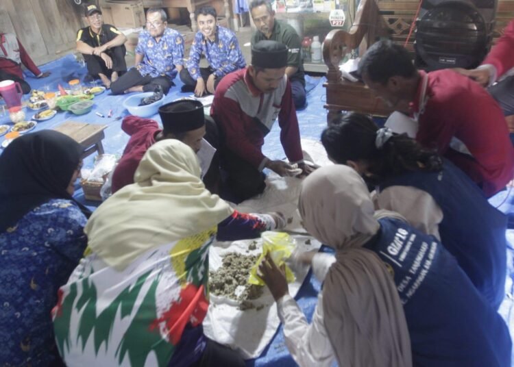 UNNES GIAT 16 Desa Tanjungharjo Kenalkan Bioyoso, Solusi Alami Pengendalian Tikus kepada Kelompok Tani 46 Mahasiswa UNNES GIAT 16 Desa Tanjungharjo bersama anggota Kelompok Tani dan perwakilan Dinas Pertanian mendemonstrasikan pembuatan Bioyoso sebagai alternatif pengendalian tikus berbahan alami.
