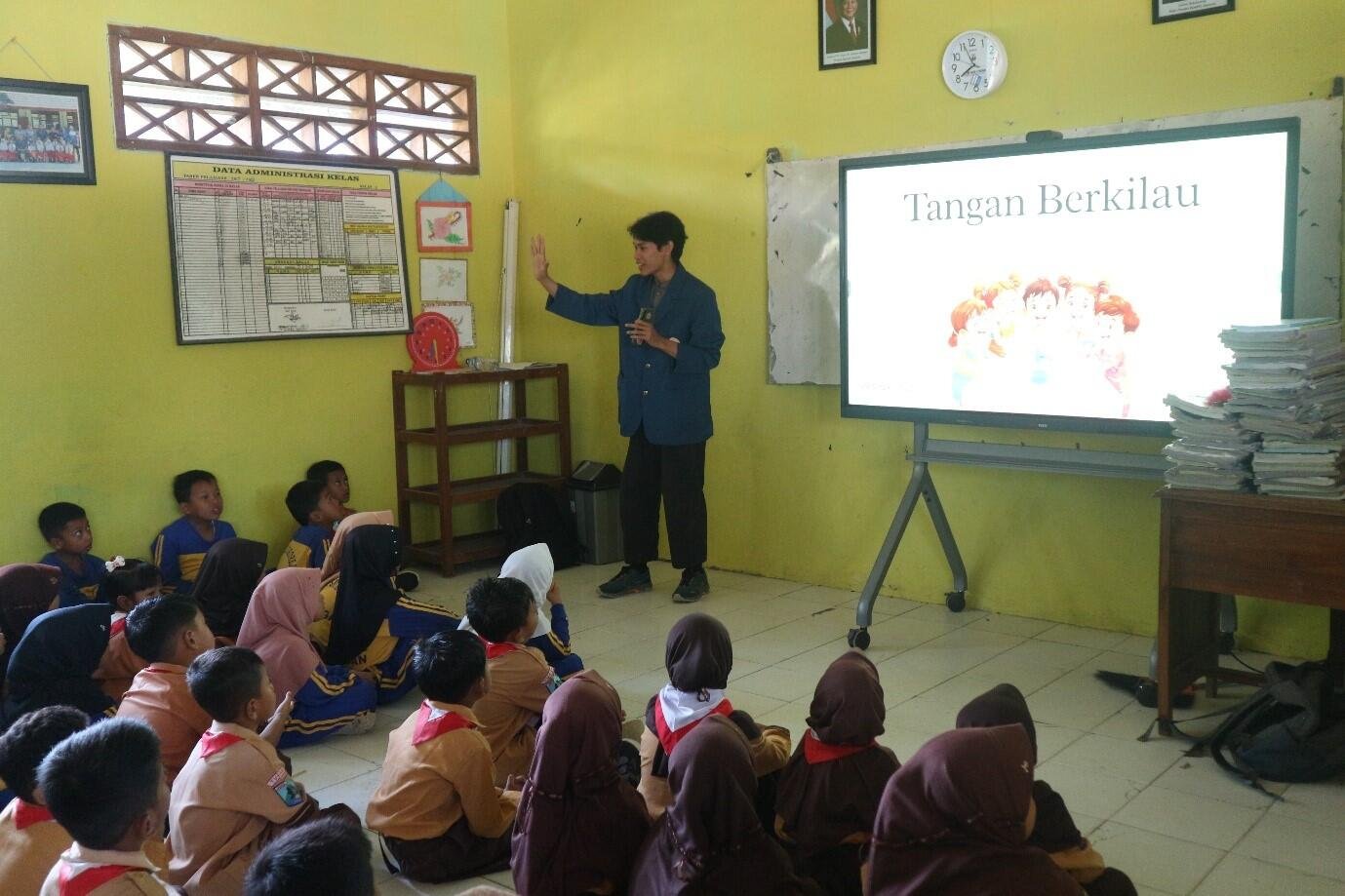 Foto 2. Mahasiswa KKN-BBK 8 UNAIR menyampaikan materi Cuci Tangan Pakai Sabun (CTPS) secara interaktif kepada siswa SDN 1 Sukorejo. (Dok. KKN-BBK 8 Sukorejo)