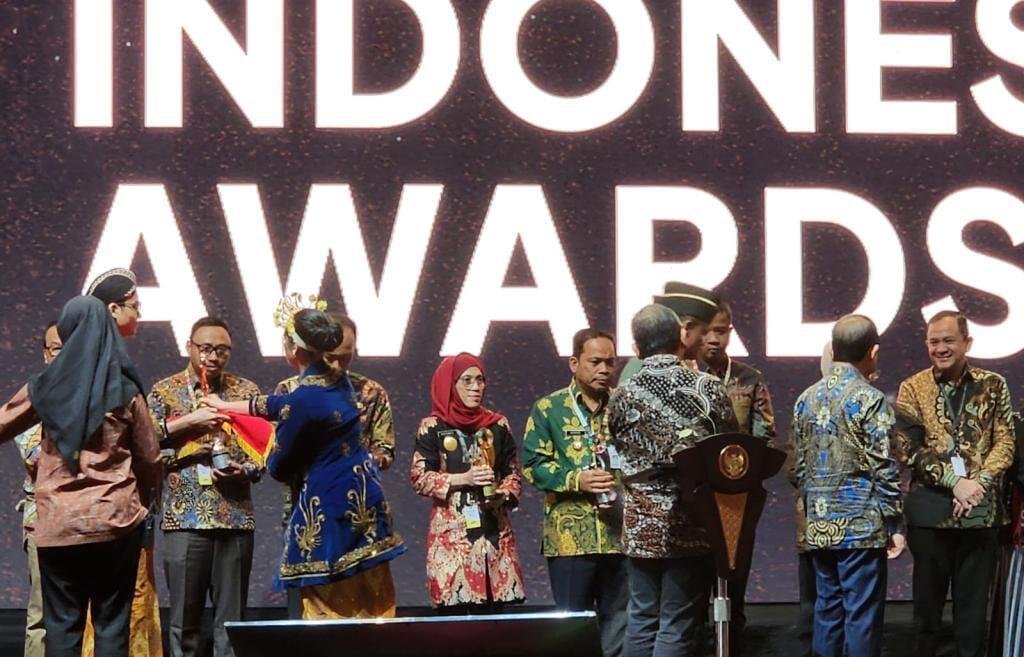 Dari Kota Industri Jadi Kota Sejuta Taman: Bagaimana Surabaya Membuktikan Pembangunan Berkelanjutan Itu Mungkin 47 Dokumentasi saat Kota Surabaya Raih Penghargaan Terbaik Pembangunan Berkelanjutan dari Wapres (Sumber: Gapura Surabaya)