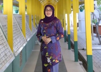 Dari Kota Tape ke Puncak Pengabdian: Perjalanan Dr. dr. Ulfa Elfiah menjadi Dokter Bedah Plastik dan Dekan Fakultas Kedokteran Universitas Jember 46 dr. Ulfa Elfiah Alumni FK UNAIR