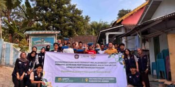 Dosen dan Tim KKN FBiPK UB Berdayakan Masyarakat melalui Smart Urban Farming, Dukung SDGs 2, 11, dan 12 56 Dokumentasi Bersama Peserta Pelatihan Hidroponik Wick System (Sumber: Dokumentasi Pribadi)