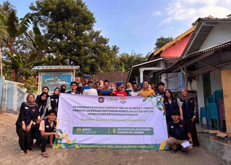 Dosen dan Tim KKN FBiPK UB Berdayakan Masyarakat melalui Smart Urban Farming, Dukung SDGs 2, 11, dan 12 46 Dokumentasi Bersama Peserta Pelatihan Hidroponik Wick System (Sumber: Dokumentasi Pribadi)