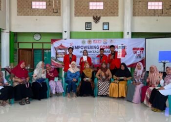 Mahasiswa KKN Universitas 17 Agustus 1945 Surabaya bersama pelaku UMKM Desa Mojopuro Gede pada kegiatan penerapan alat peniris minyak sebagai teknologi tepat guna.