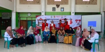 Mahasiswa KKN Universitas 17 Agustus 1945 Surabaya bersama pelaku UMKM Desa Mojopuro Gede pada kegiatan penerapan alat peniris minyak sebagai teknologi tepat guna.