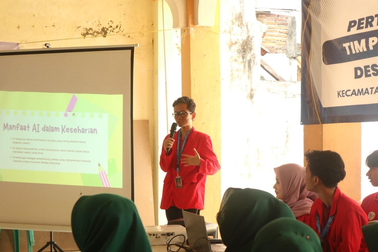 KKN Untag Surabaya Edukasi Ibu-Ibu PKK Desa Asempapak Sidayu Terkait Bahaya Hoaks AI dan Hukum UU ITE 48 foto dewe