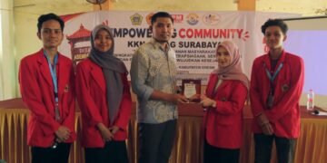 KKN Untag Surabaya Edukasi Ibu-Ibu PKK Desa Asempapak Sidayu Terkait Bahaya Hoaks AI dan Hukum UU ITE 47 foto subkel 2 bareng