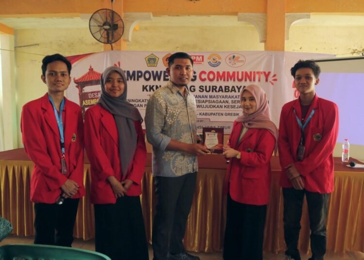 KKN Untag Surabaya Edukasi Ibu-Ibu PKK Desa Asempapak Sidayu Terkait Bahaya Hoaks AI dan Hukum UU ITE 47 foto subkel 2 bareng
