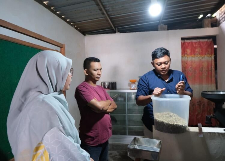 Tim Pengabdian UPN Veteran Jawa Timur Mendorong Standardisasi Produk Kopi Trenggalek melalui Pendataan Baseline Petani 48 foto utama