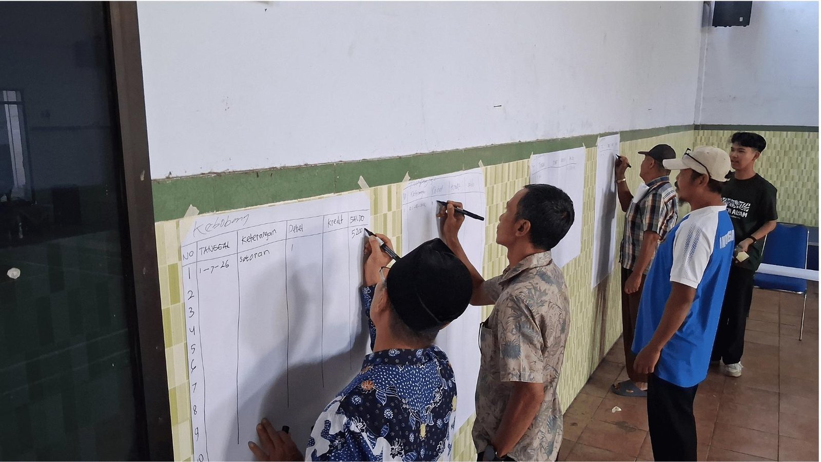 Peserta pelatihan praktik mengisi lembar kerja keuangan HIPPAM