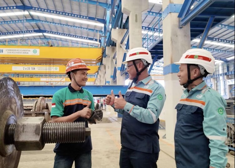 Di Tengah Tekanan Sektor Konstruksi Semester 1, WIKA Beton Mampu Jaga Margin dan Pangkas Utang 46 Dirut WIKA Beton didampimgi Manajer PCP Lampung Selatan berbincang dengan pekerja
