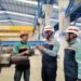 Di Tengah Tekanan Sektor Konstruksi Semester 1, WIKA Beton Mampu Jaga Margin dan Pangkas Utang 57 Dirut WIKA Beton didampimgi Manajer PCP Lampung Selatan berbincang dengan pekerja