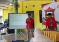 Atasi Limbah Kaca, Mahasiswa Untag Surabaya Latih Warga Raci Kulon Ubah Botol Bekas Jadi Cuan 51 Pemaparan materi dan sosialisasi mengenai bahaya limbah kaca dan penerapan alat pemotong botol kaca mekanis kepada mitra pengelola bank sampah di Desa Raci Kulon, Sidayu, Kabupaten Gresik.