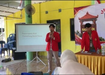 Pemaparan materi dan sosialisasi mengenai bahaya limbah kaca dan penerapan alat pemotong botol kaca mekanis kepada mitra pengelola bank sampah di Desa Raci Kulon, Sidayu, Kabupaten Gresik.