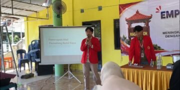 Pemaparan materi dan sosialisasi mengenai bahaya limbah kaca dan penerapan alat pemotong botol kaca mekanis kepada mitra pengelola bank sampah di Desa Raci Kulon, Sidayu, Kabupaten Gresik.