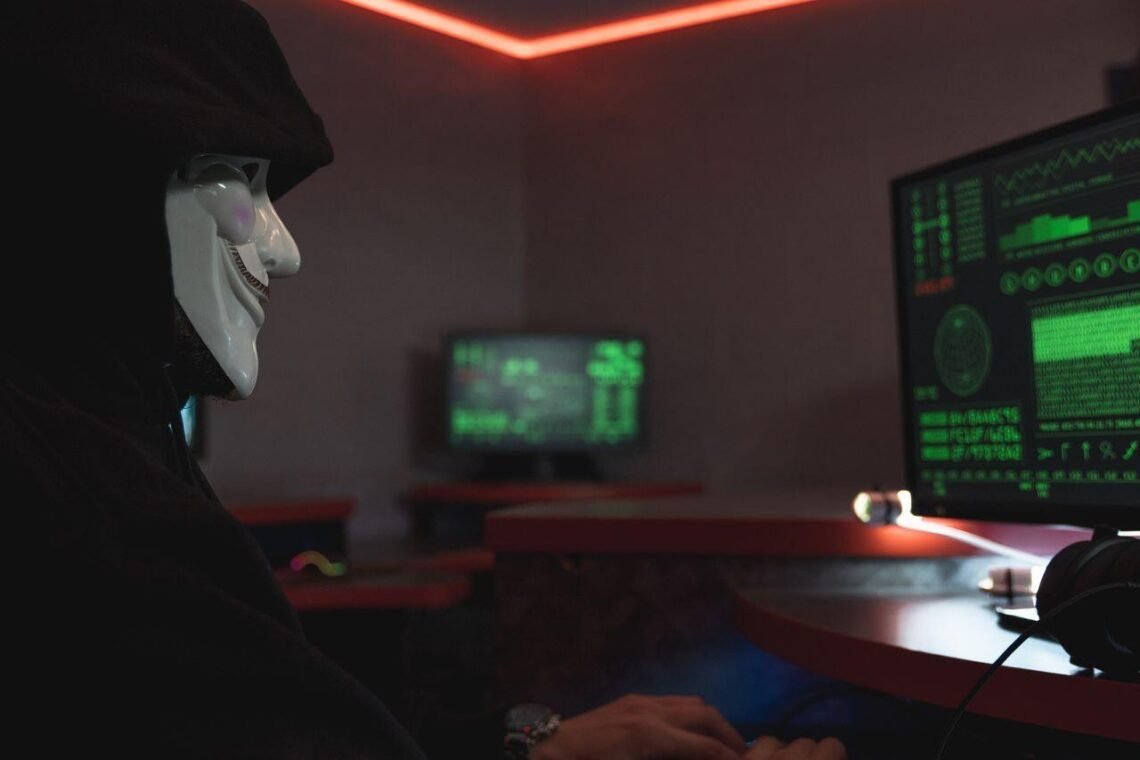 Security Policy Siaran-berita.com - Photo by Tima Miroshnichenko: https://www.pexels.com/photo/a-person-with-mask-using-a-computer-5380608/