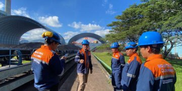 Pekerja Industrial Cleaning