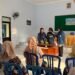 Inovasi Sabun Ekstrak Pandan dan Jeruk Nipis: Mahasiswa KKN-BBK 8 UNAIR Berdayakan Perempuan Desa Pilangrejo Wujudkan SDGs 4 56 Tiga mahasiswa BBK 8 UNAIR sedang berdiri di depan mendemonstrasikan pembuatan sabun cuci piring kepada ibu-ibu PKK Desa Pilangrejo yang duduk memperhatikan.