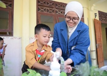 Foto 1. Mahasiswa KKN-BBK 8 UNAIR mendampingi siswa SDN 1 Sukorejo mempraktikkan enam langkah cuci tangan pakai sabun sesuai standar WHO. (Dok. KKN-BBK 8 Sukorejo)