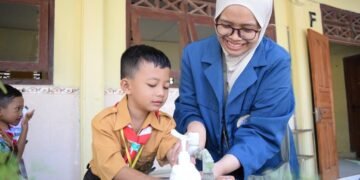 KKN-BBK 8 UNAIR Gelar Tangan Berkilau, Ajarkan CTPS ke Siswa SD 56 Foto 1. Mahasiswa KKN-BBK 8 UNAIR mendampingi siswa SDN 1 Sukorejo mempraktikkan enam langkah cuci tangan pakai sabun sesuai standar WHO. (Dok. KKN-BBK 8 Sukorejo)