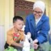 KKN-BBK 8 UNAIR Gelar Tangan Berkilau, Ajarkan CTPS ke Siswa SD 51 Foto 1. Mahasiswa KKN-BBK 8 UNAIR mendampingi siswa SDN 1 Sukorejo mempraktikkan enam langkah cuci tangan pakai sabun sesuai standar WHO. (Dok. KKN-BBK 8 Sukorejo)