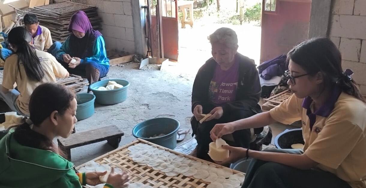Inovasi Rasa Daun Jeruk dan Rumput Laut, Mahasiswa PMT (Pengabdian Masyarakat Tematik) Kelompok 40 UNITRI Malang Dorong Daya Saing UMKM “Kerupuk Singkong Nusantara Putra” di Kota Batu 47 Dokumentasi saat membuat Kerupuk Singkong Nusantara Putra Kota Batu(Sumber: Dokumentasi Pribadi)