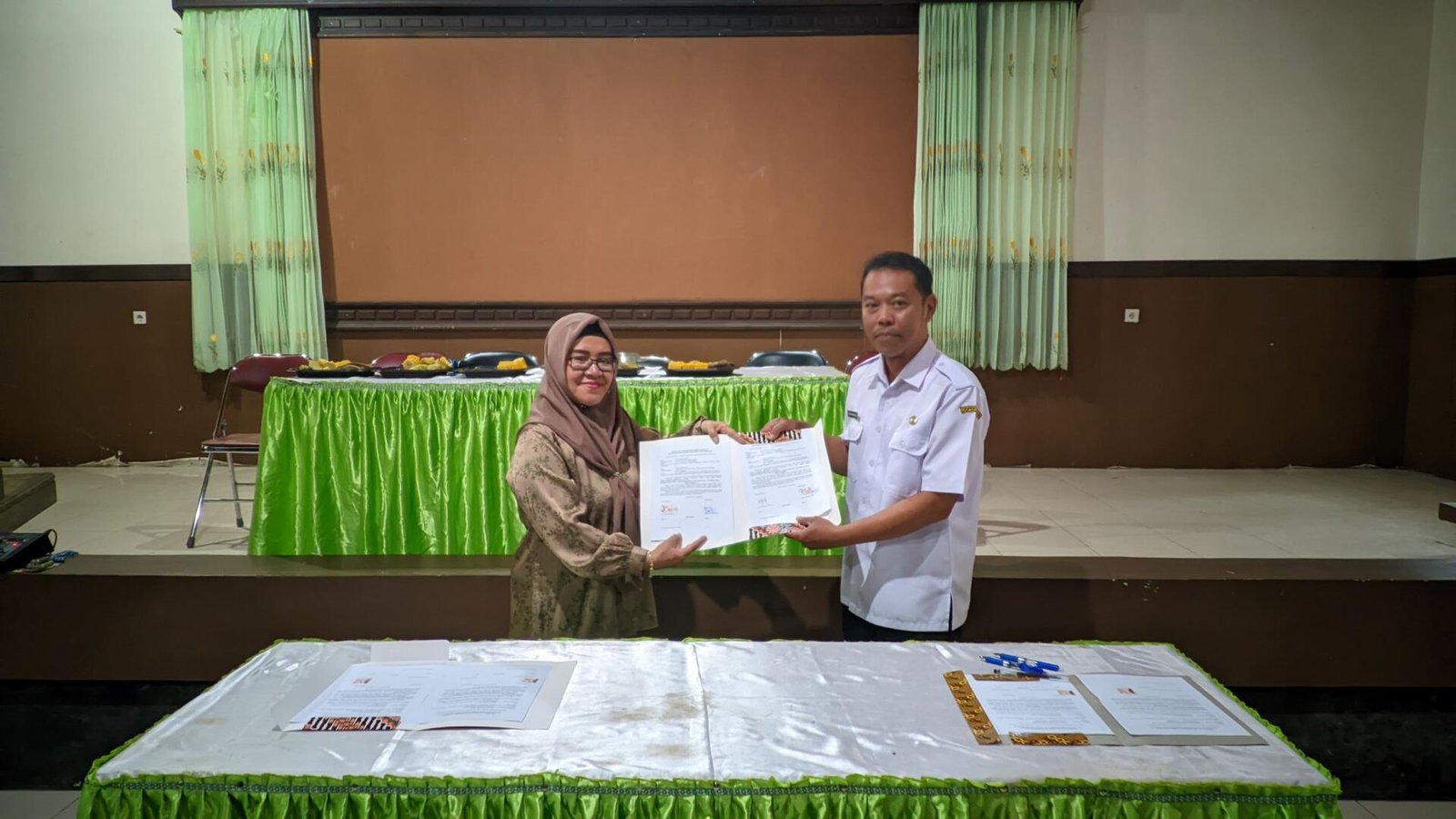Gambar 1. Serah Terima Rotary Dryer kepada Kelompok Masyarakat Dilem Wilis