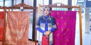 Ibu Lisli: Mengembangkan Bakat Menjadi Bisnis Sukses, Melestarikan Budaya Lewat Wastra Nusantara 56 Foto Ibu Lislie dalam acara pertemuan rutin Komunitas KCBI (Komunitas Cinta Berkain Indonesia) (Sumber: Dokumentasi Pribadi)