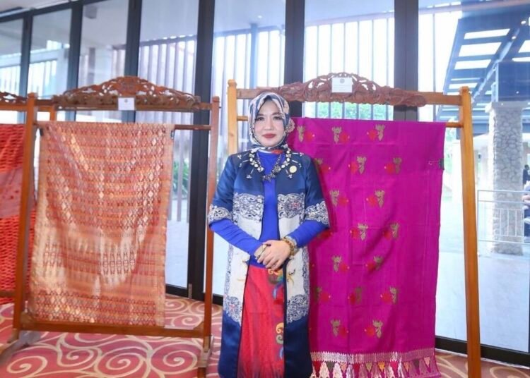Foto Ibu Lislie dalam acara pertemuan rutin Komunitas KCBI (Komunitas Cinta Berkain Indonesia) (Sumber: Dokumentasi Pribadi)